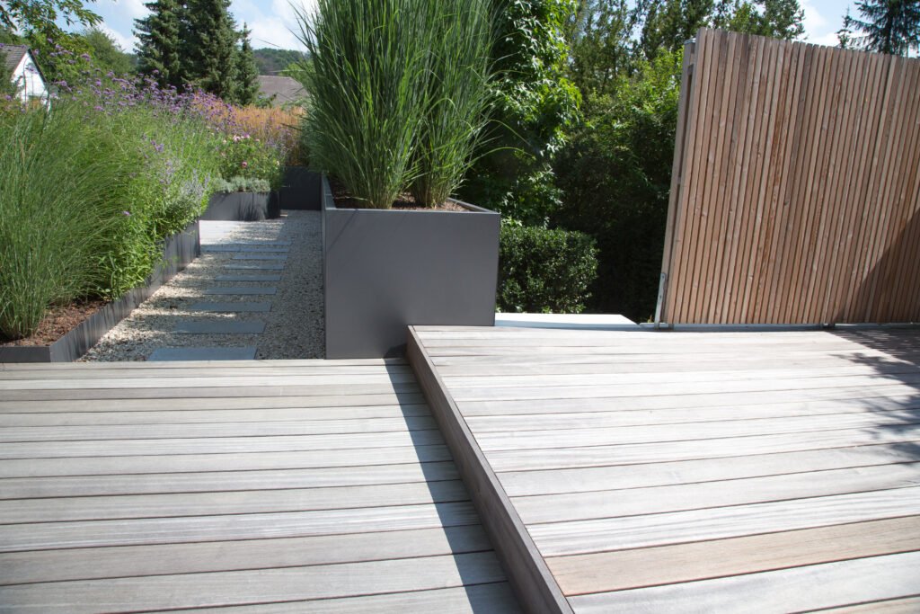 Moderne Terrasse aus Holz in Dortmund